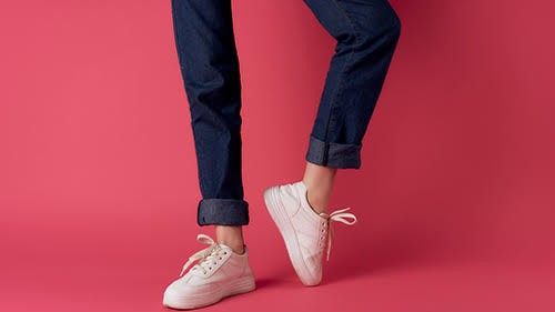 Angesagte weiße Sneaker für Damen: Schuhe dieses Jahr im Trend