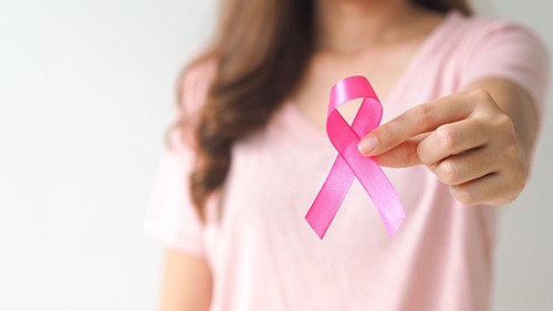 Gemeinsam gegen Brustkrebs: ETERNA stellt PINK RIBBON-Bluse vor