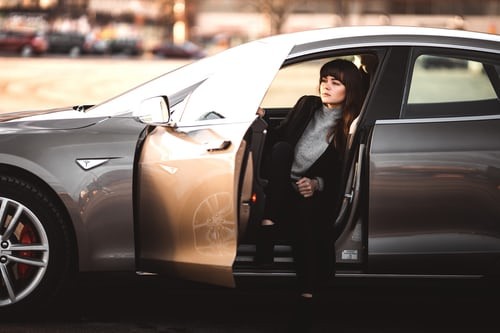 Tchibo bietet Tesla und Elektro-Fiat im Auto-Abo